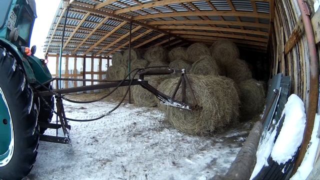 Работа в сеновале. Т-40АМ с погрузчиком на навеске. Сгружаю очередную порцию рулонов смотреть онлайн