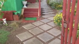 Уложила 100 штук тротуарной плитки прямо на землю, песок и цемент!