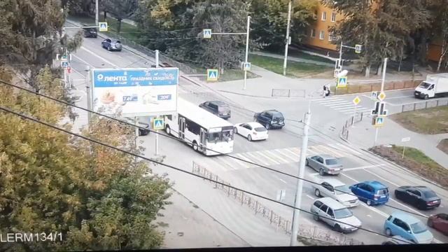 В Иркутске неизвестный храбрец выждал мусоровоз с буквой Z и перекрасил его в желто-синий цвет. смотреть онлайн