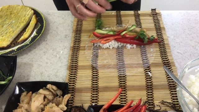 Готовлю спринг-роллы из рисовой бумаги. смотреть онлайн