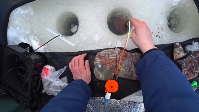 Рыбалка с подводной камерой в палатке/ огромный лещ в камере / большой водоем / татарский саскуль смотреть онлайн