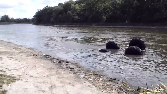 Вытаскивание перевернутого внедорожника из реки смотреть онлайн