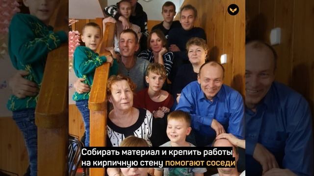 В Хабаровске пенсионерка украшает пятиэтажку панно из крышечек. Соседи в восторге! смотреть онлайн