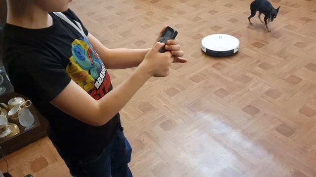 Робот-пылесос "ELARI SmartBot Turbo" смотреть онлайн