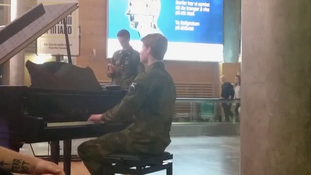 A Norwegian Yiruma plays piano at Oslo Airport смотреть онлайн