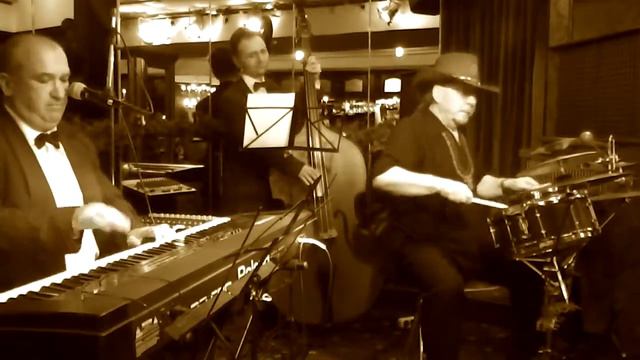 DoctorJazz Live at MonteRay Club смотреть онлайн