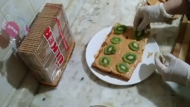 Торт из печенья и варёной сгущенки с киви и бананом / Торт без выпечки! Торт для ленивых хозяюшек! смотреть онлайн