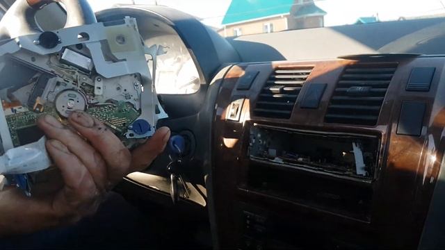 Выдераем автомагнитолу Hyundai таракан смотреть онлайн