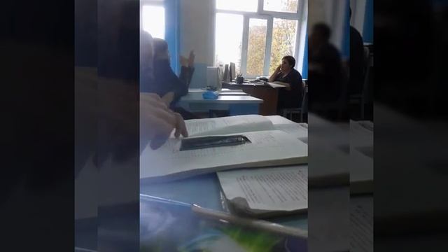 Проверка лайфхака с телефоном. Прокатило. Как беспалевно сидеть на уроке в телефоне. смотреть онлайн