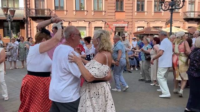 Танцуем, аж дома трясутся! Вот это, ТАНЕЦ! смотреть онлайн