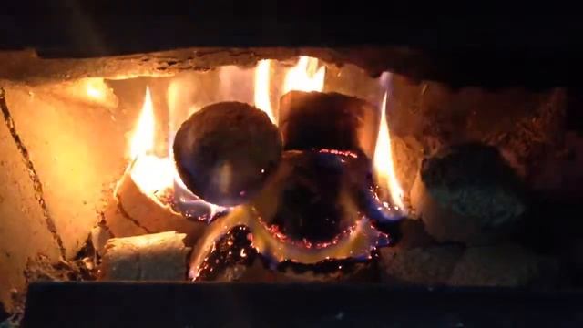 Горение топливных брикетов в камине. смотреть онлайн