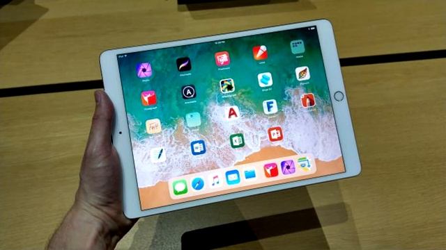 Apple’s Gorgeous New 10.5 Inch iPad Pro Is All Screen, no Bezel смотреть онлайн