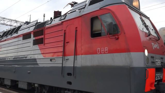 "Мой первый Дончак!" 2ЭС4К-088 подцепляется к поезду № 233Х Москва - Адлер на станции Горячий Ключ. смотреть онлайн