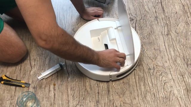 Мелкий ремонт робота пылесоса Xiaomi G1, прокачка водяного клапана, если пылесос не мочит тряпку смотреть онлайн