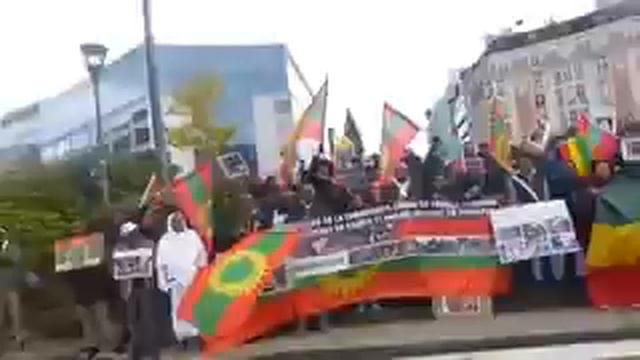Ethiopia - Ethiopians (including Athlete Feyisa Lilesa) demonstrating in front of EU Commission смотреть онлайн