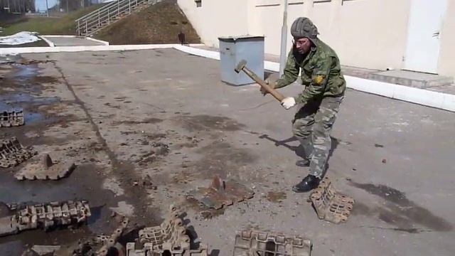T-34 tracks cleaning, T-34 Museum (Очистка траков, Музей танка Т-34, 4.04.2009) смотреть онлайн