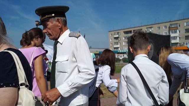 Возложение цветов в День железнодорожника на привокзальной площади в Барабинске смотреть онлайн