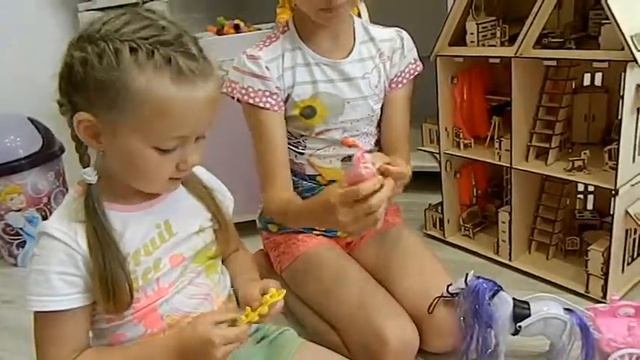 Игры для девочек. Играем в КУКОЛЬНЫЙ ДОМИК. Купили новые куклы. смотреть онлайн