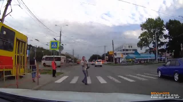 В Барнауле лютый пешеход напал на машину смотреть онлайн