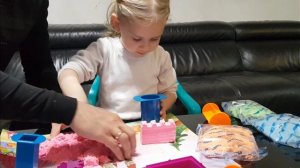 #AlinkaMalinka#игры#дети  Алина играет с песочком