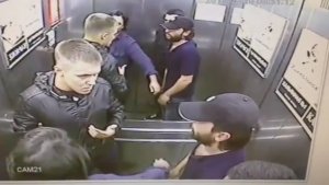 Драка в лифте: 1 vs 3