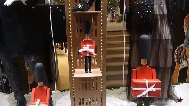 Движущаяся реклама в окне магазина , Новый год. Санкт-Петербург Невский проспект. смотреть онлайн
