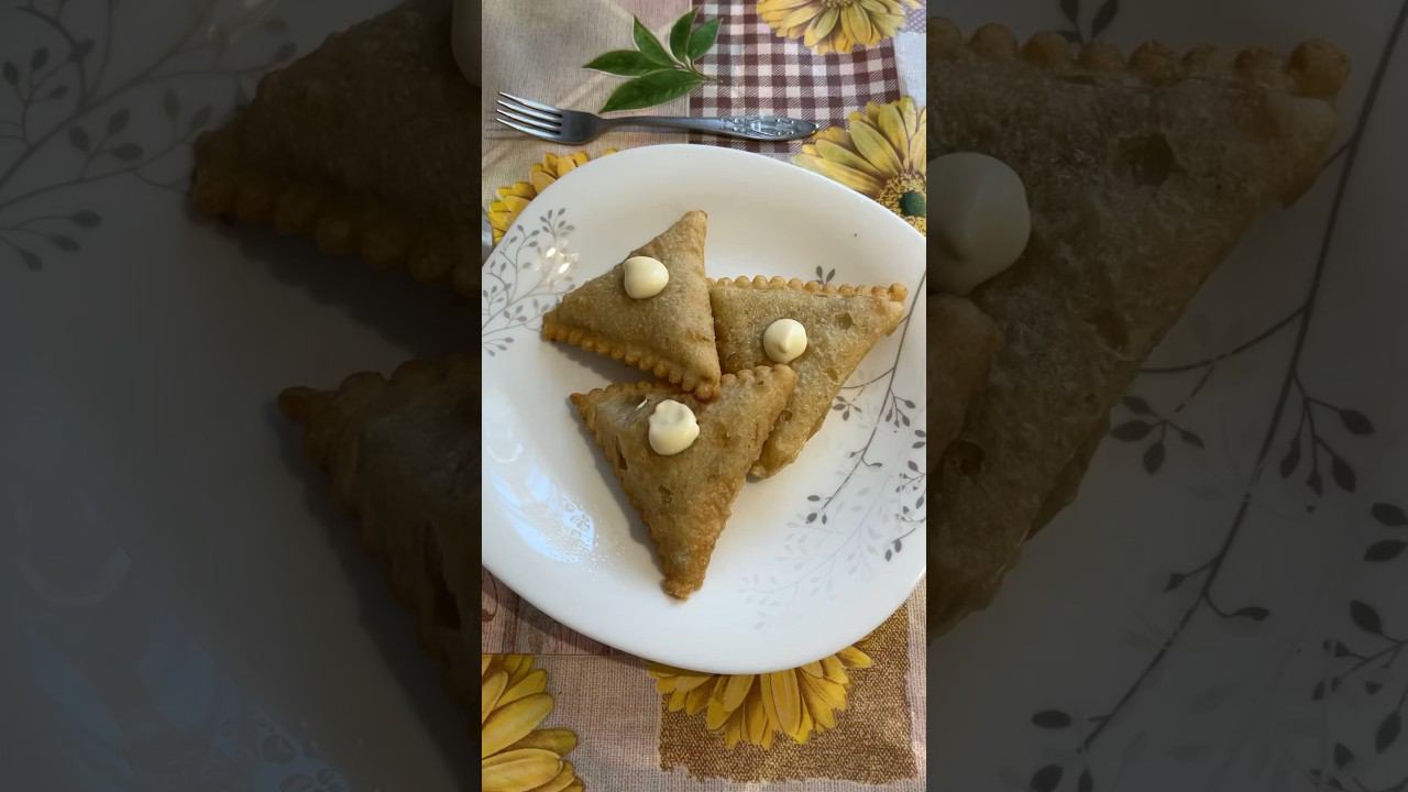 На завтрак у меня сегодня самса с мясом, добавил немного майонеза и цикорий с рафаэлло