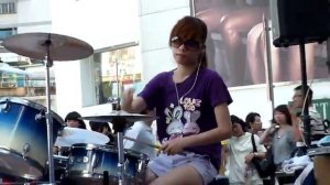 Японочка играет на барабанах Drum Cover