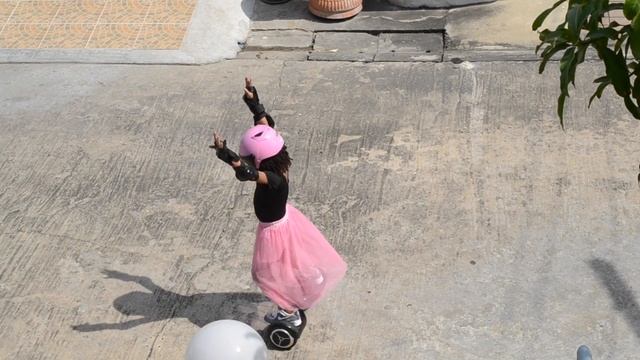 Missy Elliot ft Pharrell - WTF - Balance Board Kid (Hover-board / Smart Scooter) смотреть онлайн