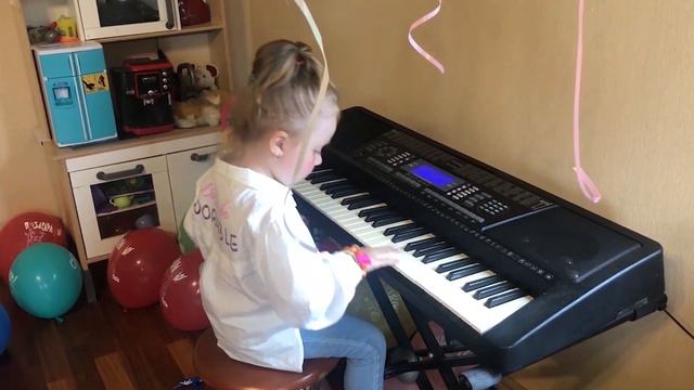 Каролина играет на фортепиано смотреть онлайн