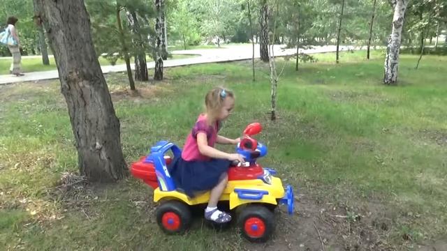 Прогулка Катя на квадроцикле и Миша скейтборде/Walking Kate on the Quad and Mike skateboard смотреть онлайн