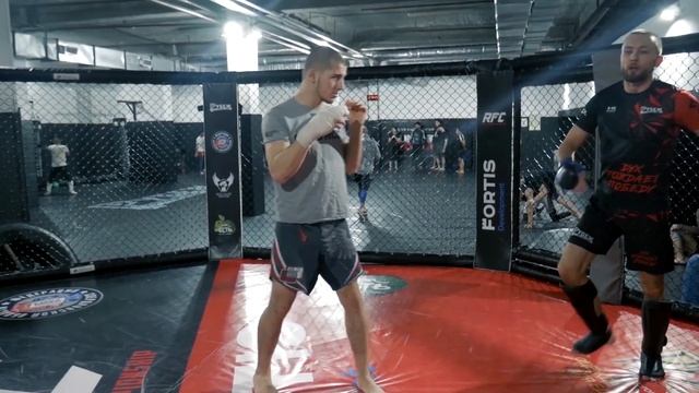 Как бить ЛОУКИК чтобы соперник упал / Калф кик (Calf kick) для ММА смотреть онлайн
