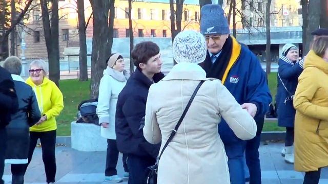 Kharkiv Харьков Танцы Голуби целуются на крыше Ноябрь 2022 смотреть онлайн