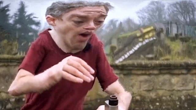 Tom Scott rips a fat cloud (Content Aware Scale) смотреть онлайн