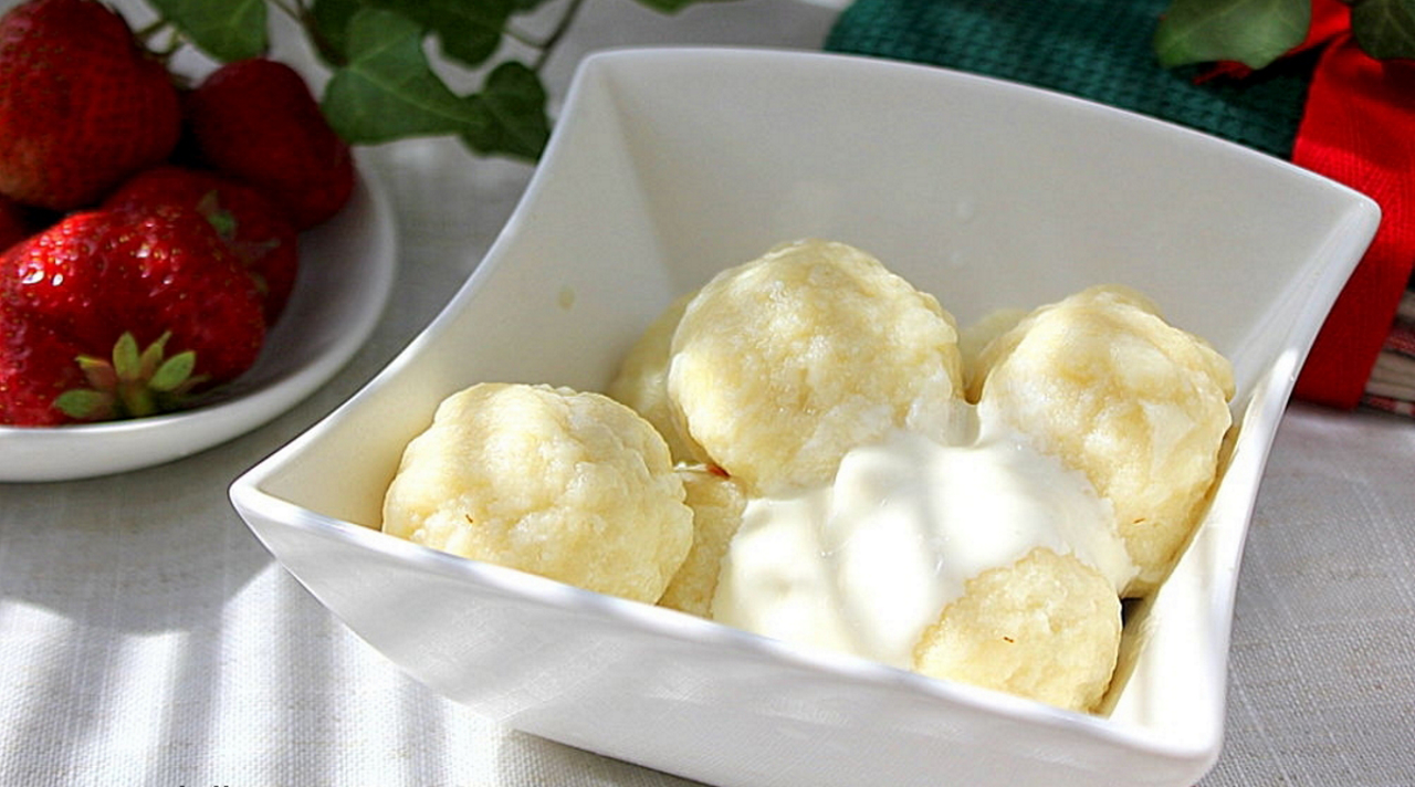 ТВОРОЖЕННЫЕ КНЕДЛИ С КЛУБНИКОЙ смотреть онлайн