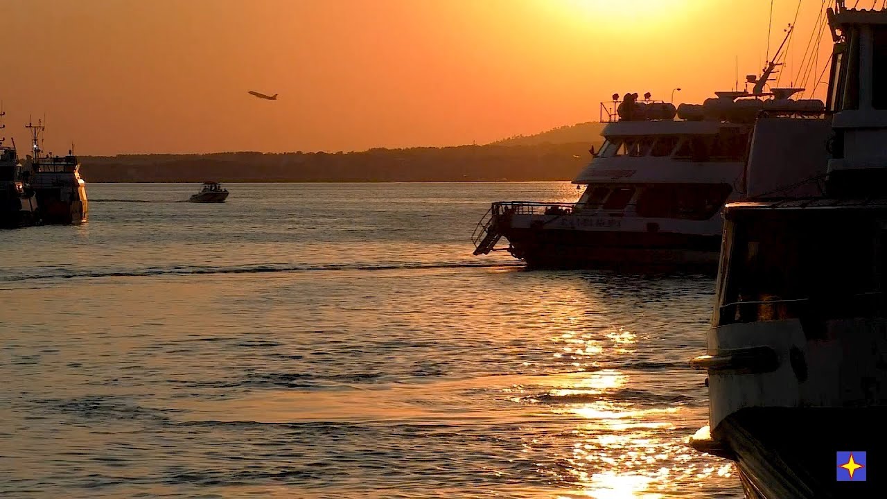 Белый катерок в лагуне розовой.mp4