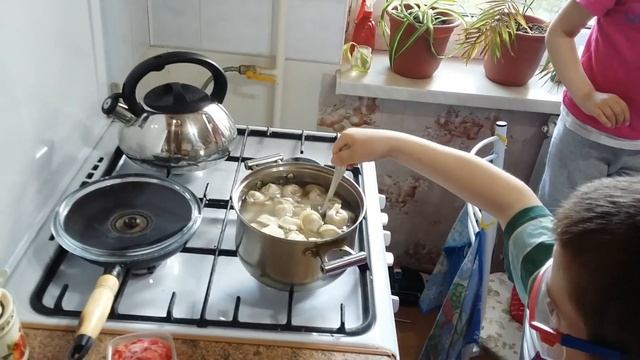 Варим пельмени правильно, по инструкции, своими руками, очень вкусно, приятного аппетита смотреть онлайн