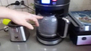 Приготовление кофе в капельной кофеварке Kitfort KT-704-2 видеообзор