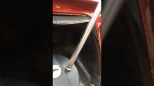 Лайфхах как открыть топливную пробку без ключа или при неисправном замке! смотреть онлайн