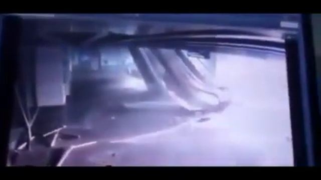 Автомобиль въехал в здание вокзала "Нурлы жол" в Астане. смотреть онлайн