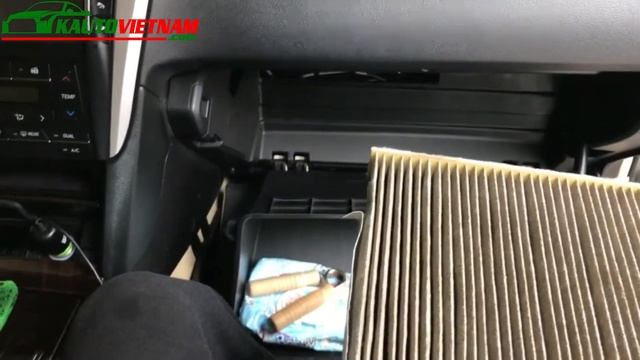 Thay lọc gió điều hoà Toyota Camry, Innova, Altis, Vios (Replace cabin air filter for Toyota) смотреть онлайн