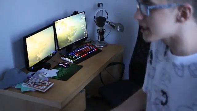 БАТЯ РАЗБИЛ КОМПЬЮТЕР ЗА ШКОЛУ НАОБОРОТ/DAD BROKEN THE COMPUTER AT SCHOOL BACKWARDS. смотреть онлайн