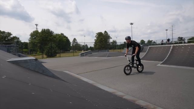 GAME OF BIKE! *ON A KID'S BIKE* смотреть онлайн