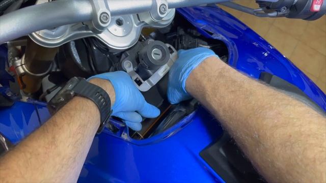 Cambio filtro de aire BMW S 1000 XR R RR смотреть онлайн