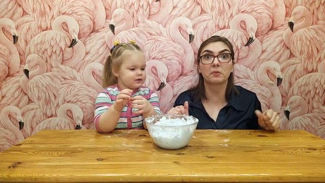 Мама с Кристиной делают искусственный снег. Опыты и эксперименты для детей. смотреть онлайн