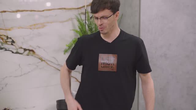 Арсений Попов - о детстве, отношениях с родителями, российских комиках и роли мечты