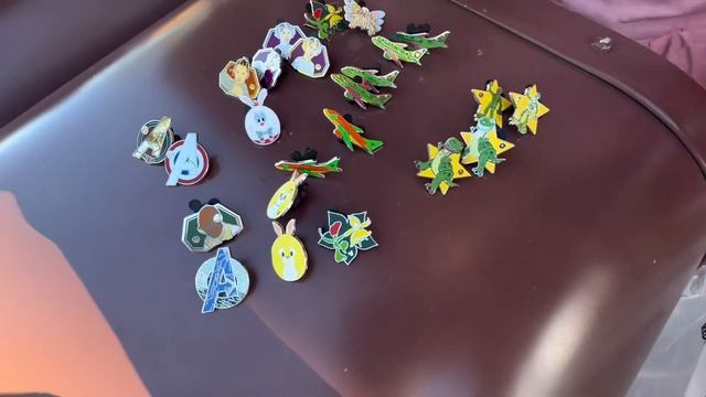 Pin Trading & Hidden Mickey Mystery Pin Unboxing in Frontierland! смотреть онлайн