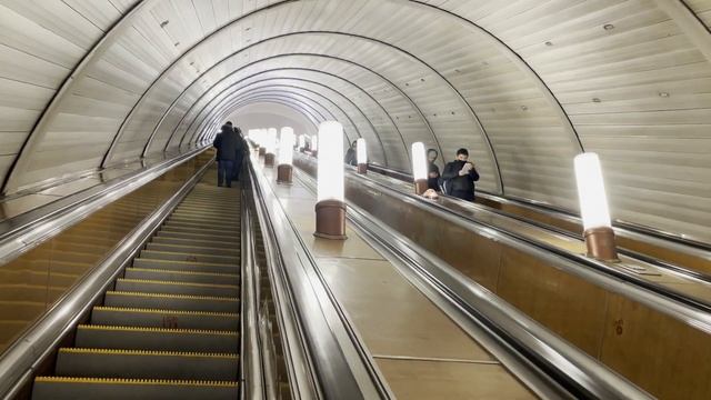 Москва. Метро Сухаревская. Подъем по эскалатору. 4K UltraHD смотреть онлайн