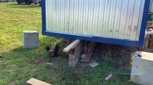 БЫТОВКА. УСТАНОВКА НА БЛОКИ. СДЕЛАЛ СТУПЕНЬКИ