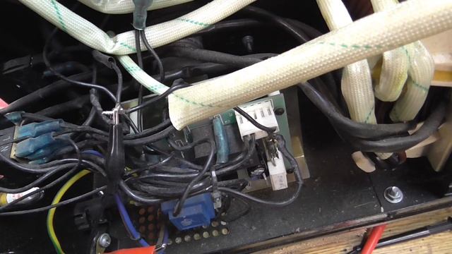 Полуавтомат Helper EURO MIG 175P. Подача проволоки и ток не отключаются. смотреть онлайн